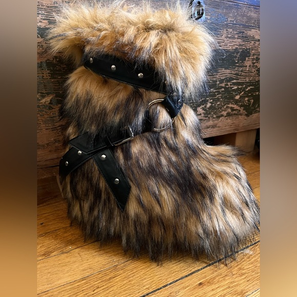 BNWOT SAMPLE 1 of a KIND!!!DOLLS KILL WILD INSTINCT Faux Fur platform boots